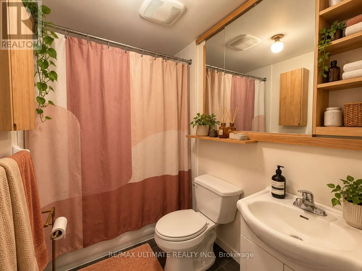 2ND FLR - 1720 QUEEN STREET W