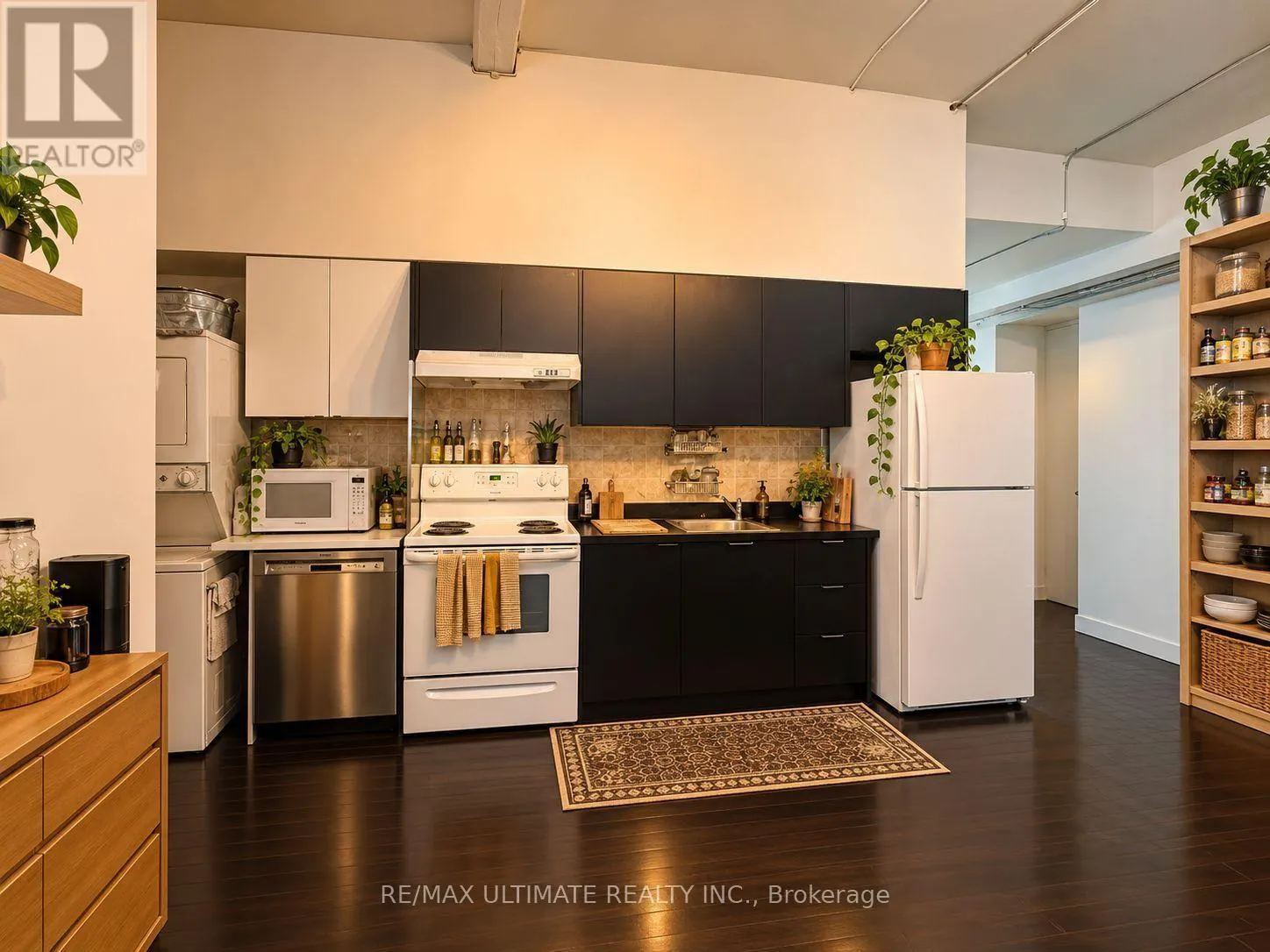 2ND FLR - 1720 QUEEN STREET W