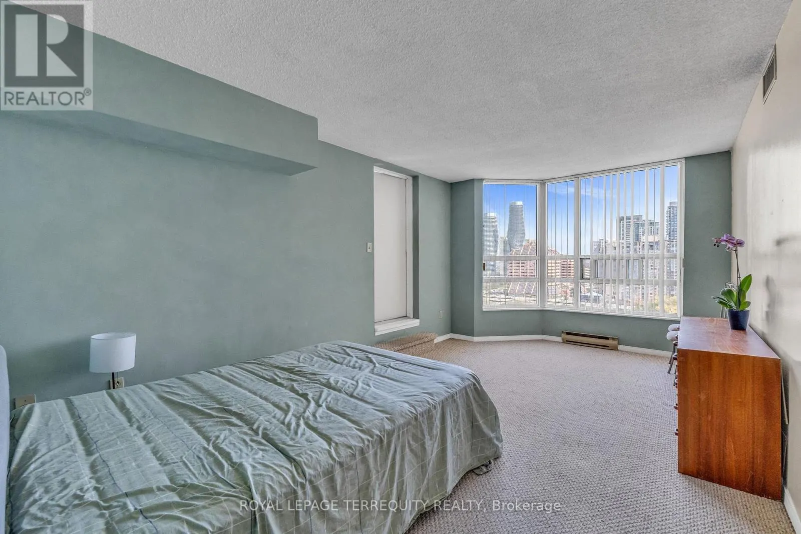 1512 - 250 WEBB DRIVE