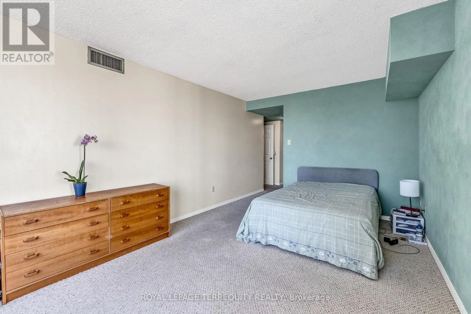1512 - 250 WEBB DRIVE