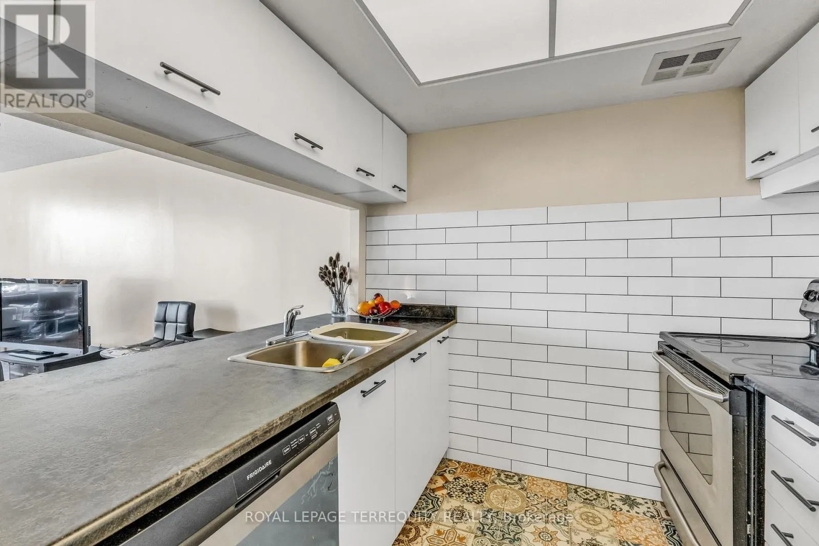 1512 - 250 WEBB DRIVE