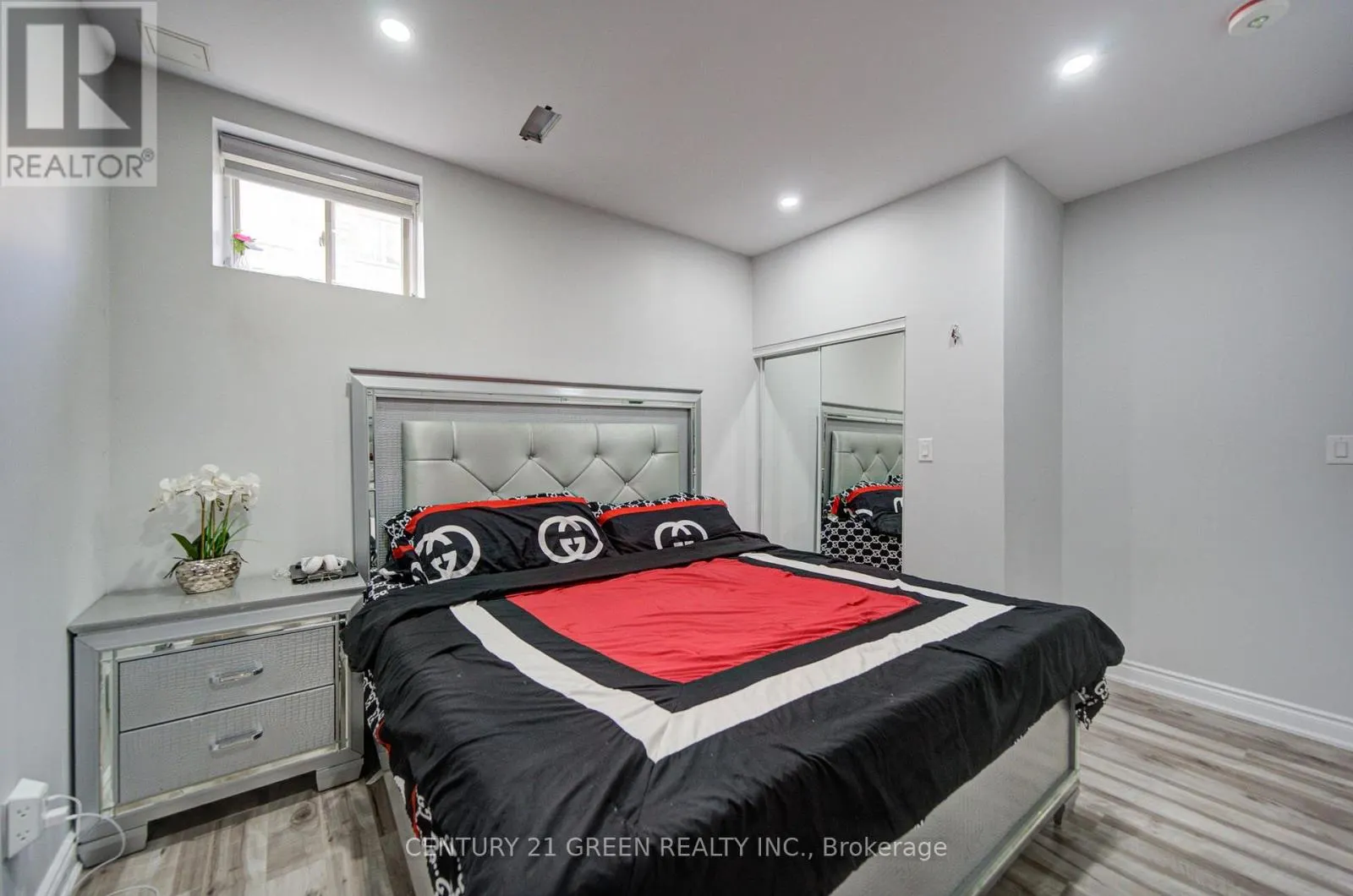 6 HACKWOOD HEIGHTS