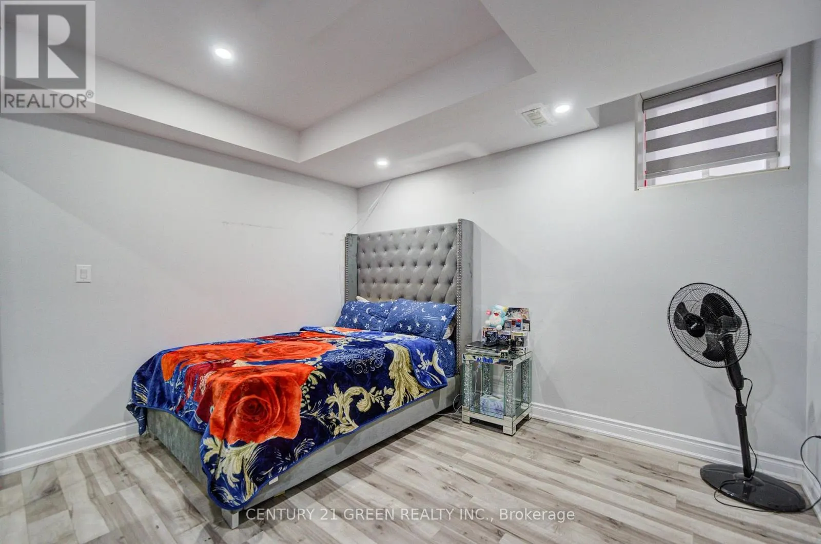 6 HACKWOOD HEIGHTS