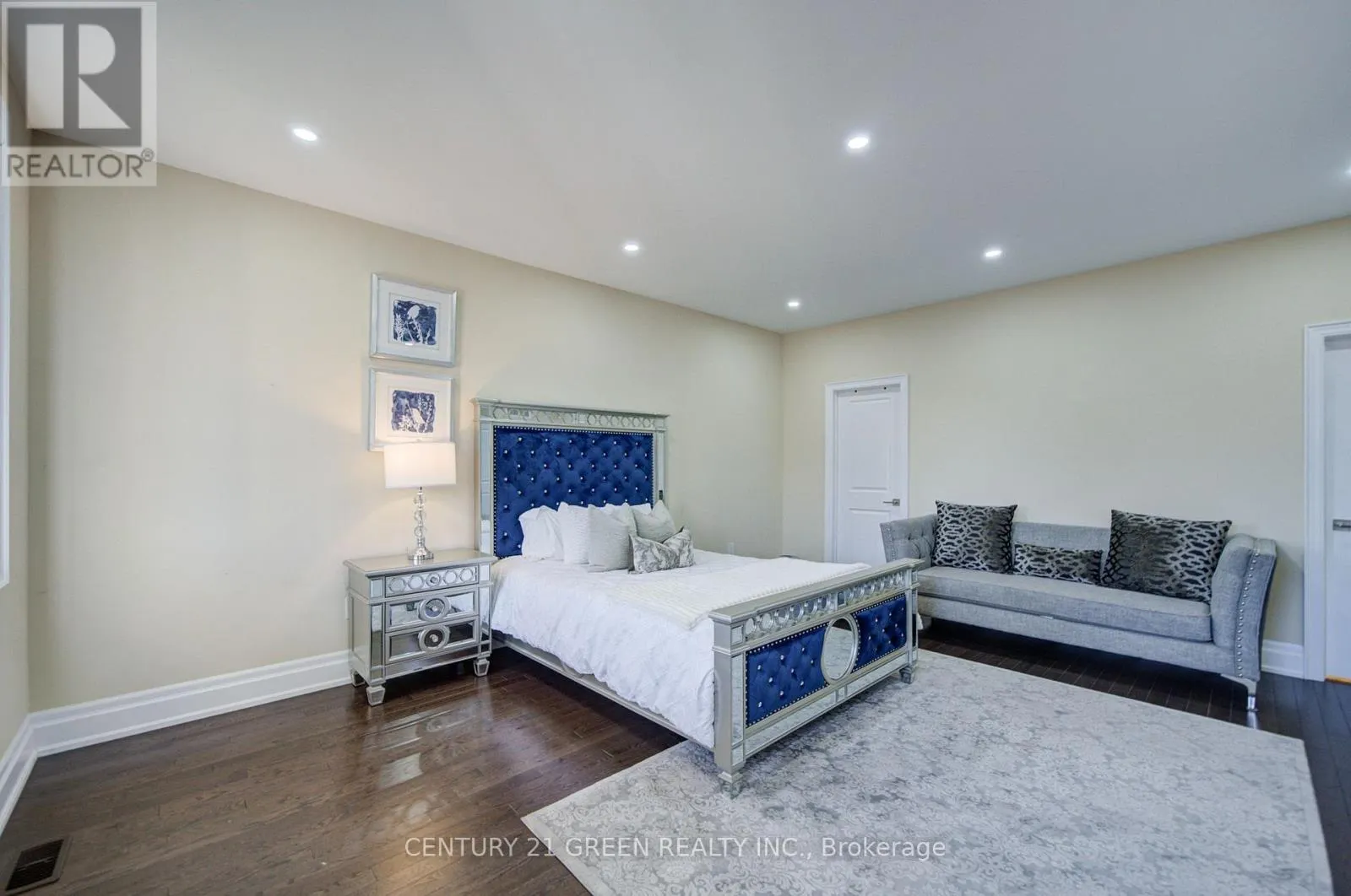 6 HACKWOOD HEIGHTS