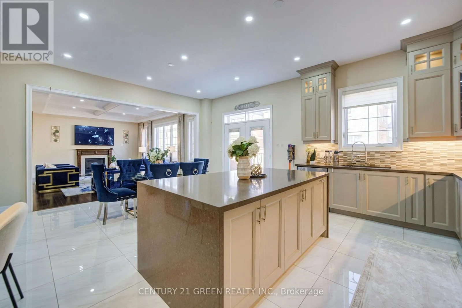 6 HACKWOOD HEIGHTS