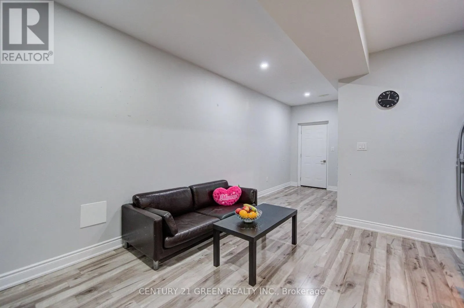 6 HACKWOOD HEIGHTS