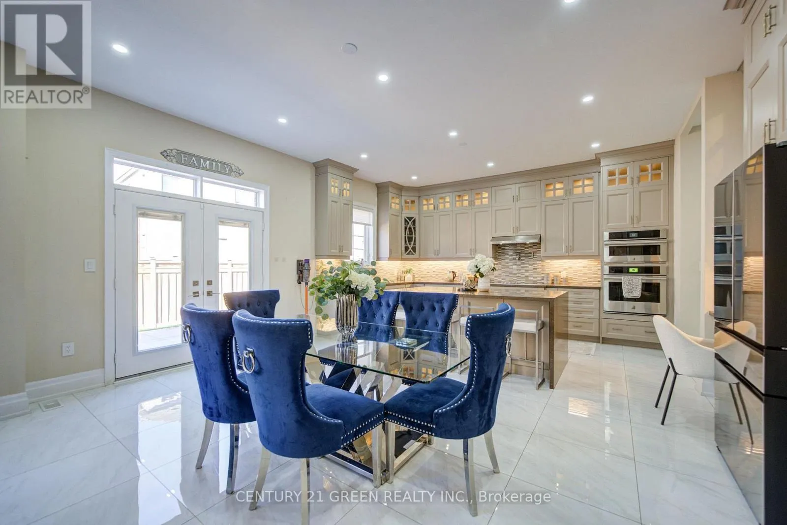 6 HACKWOOD HEIGHTS