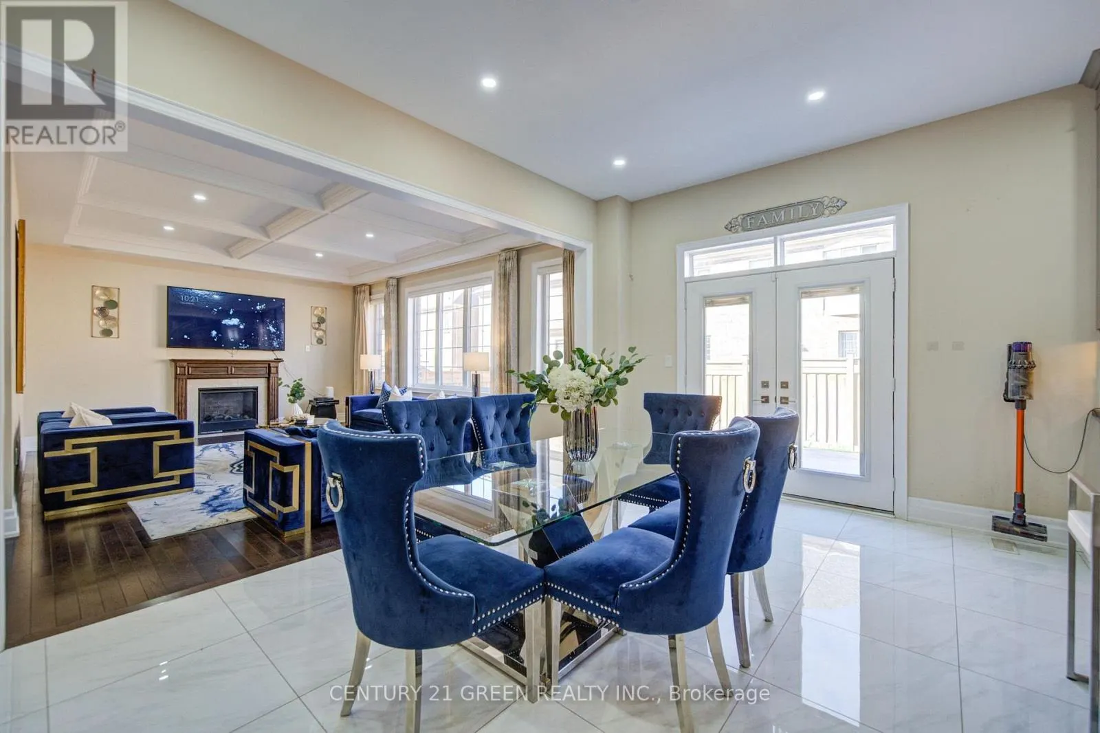6 HACKWOOD HEIGHTS