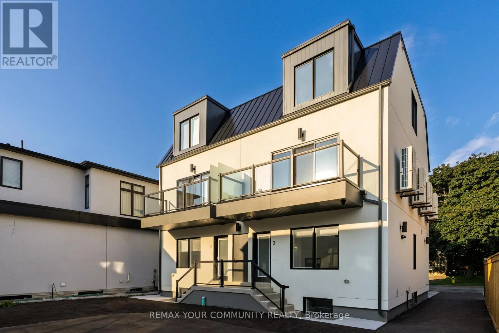 2 - 34 POPLAR AVENUE