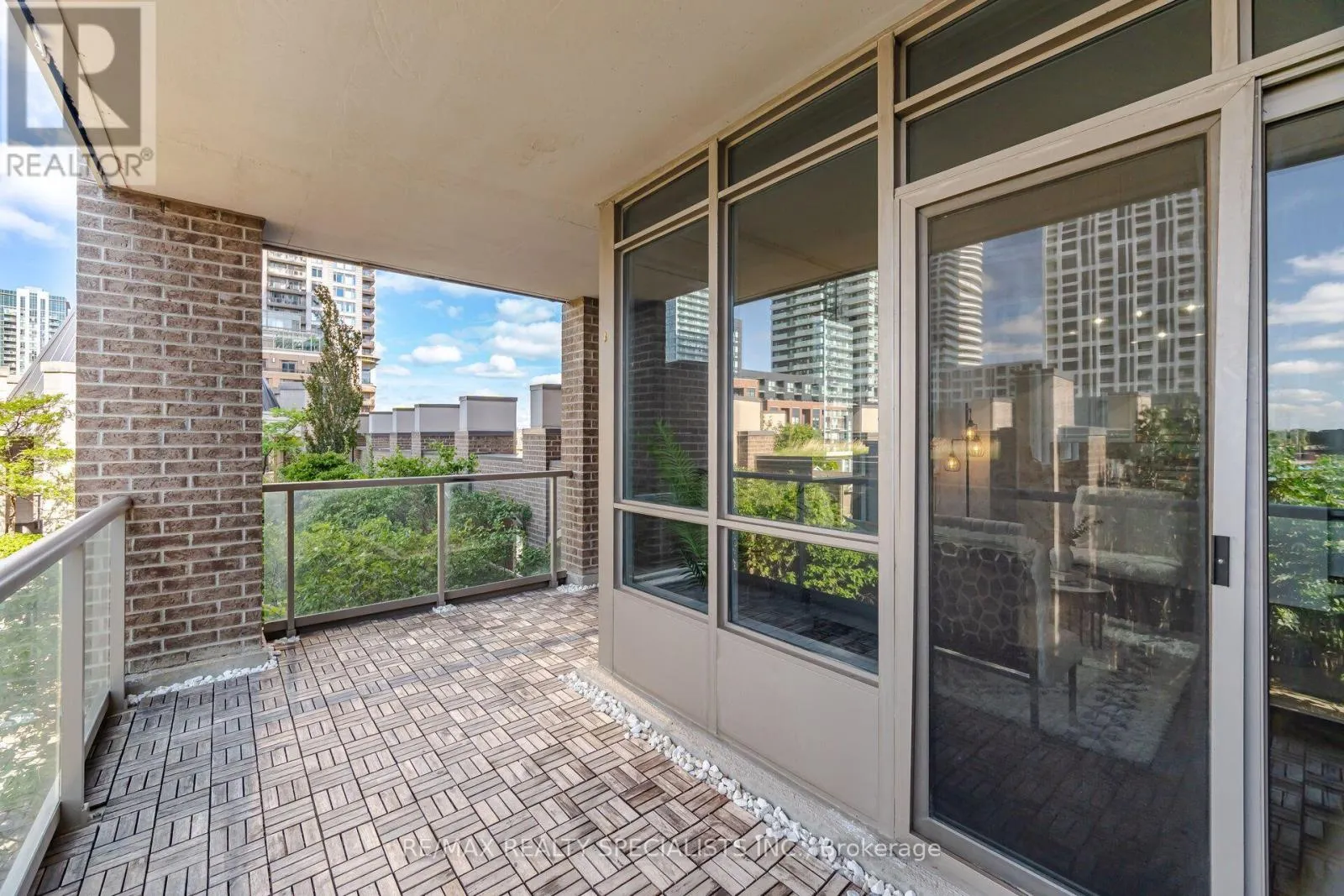 406 - 388 PRINCE OF WALES DRIVE