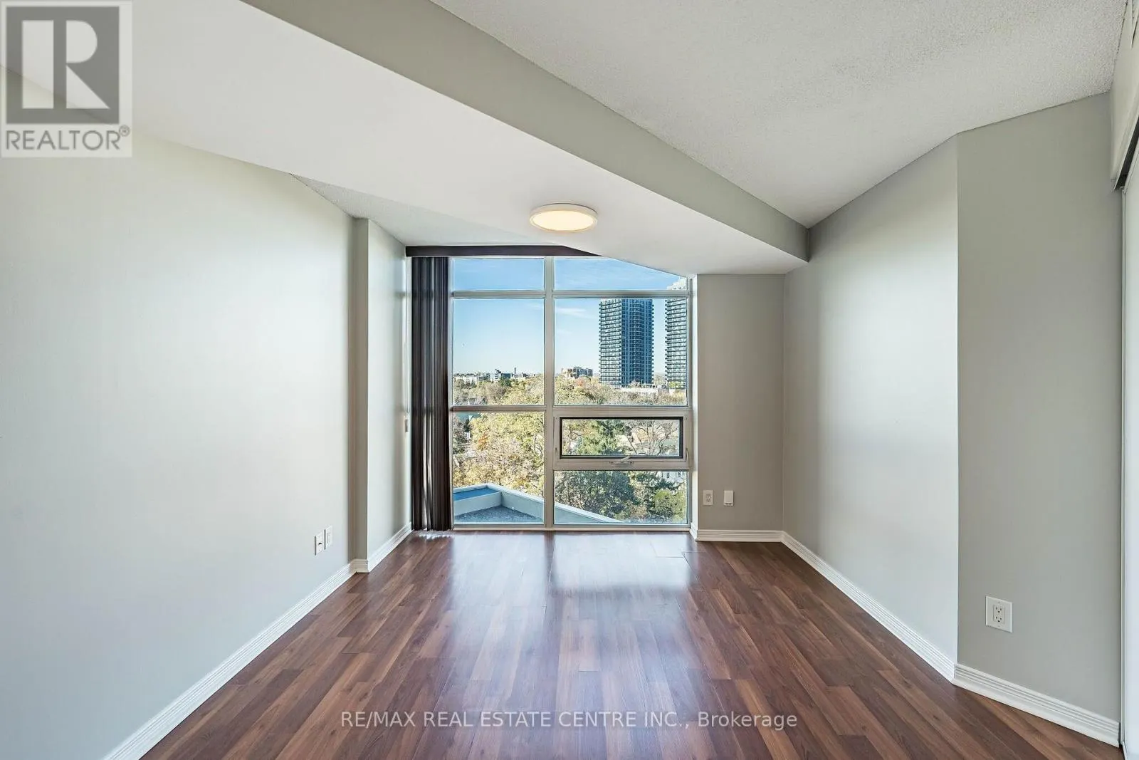 901 - 9 GEORGE STREET N