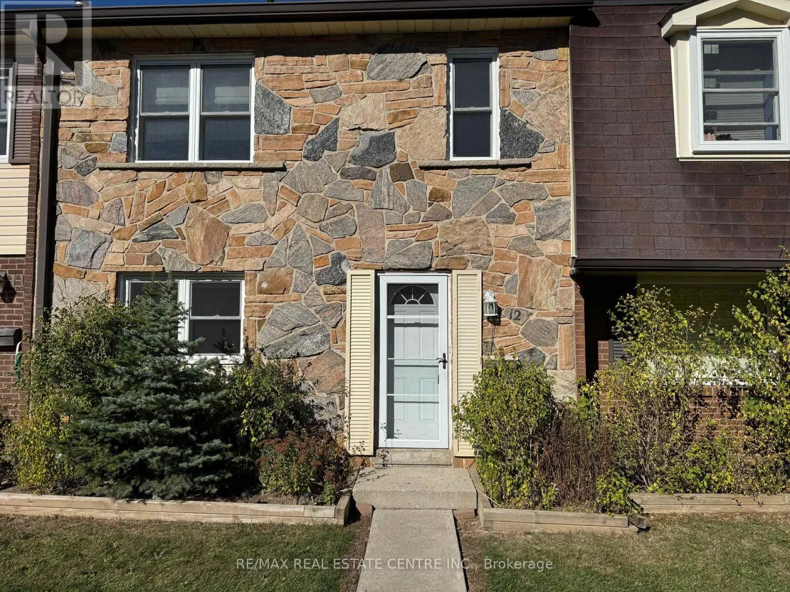 12 - 2825 GANANOQUE DRIVE