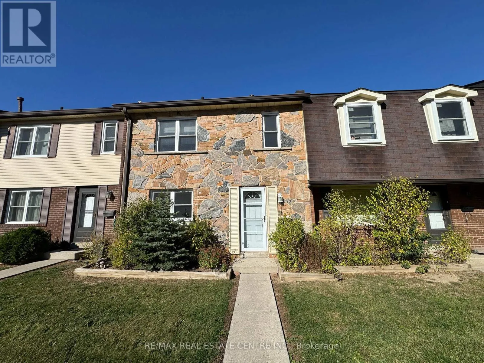12 - 2825 GANANOQUE DRIVE