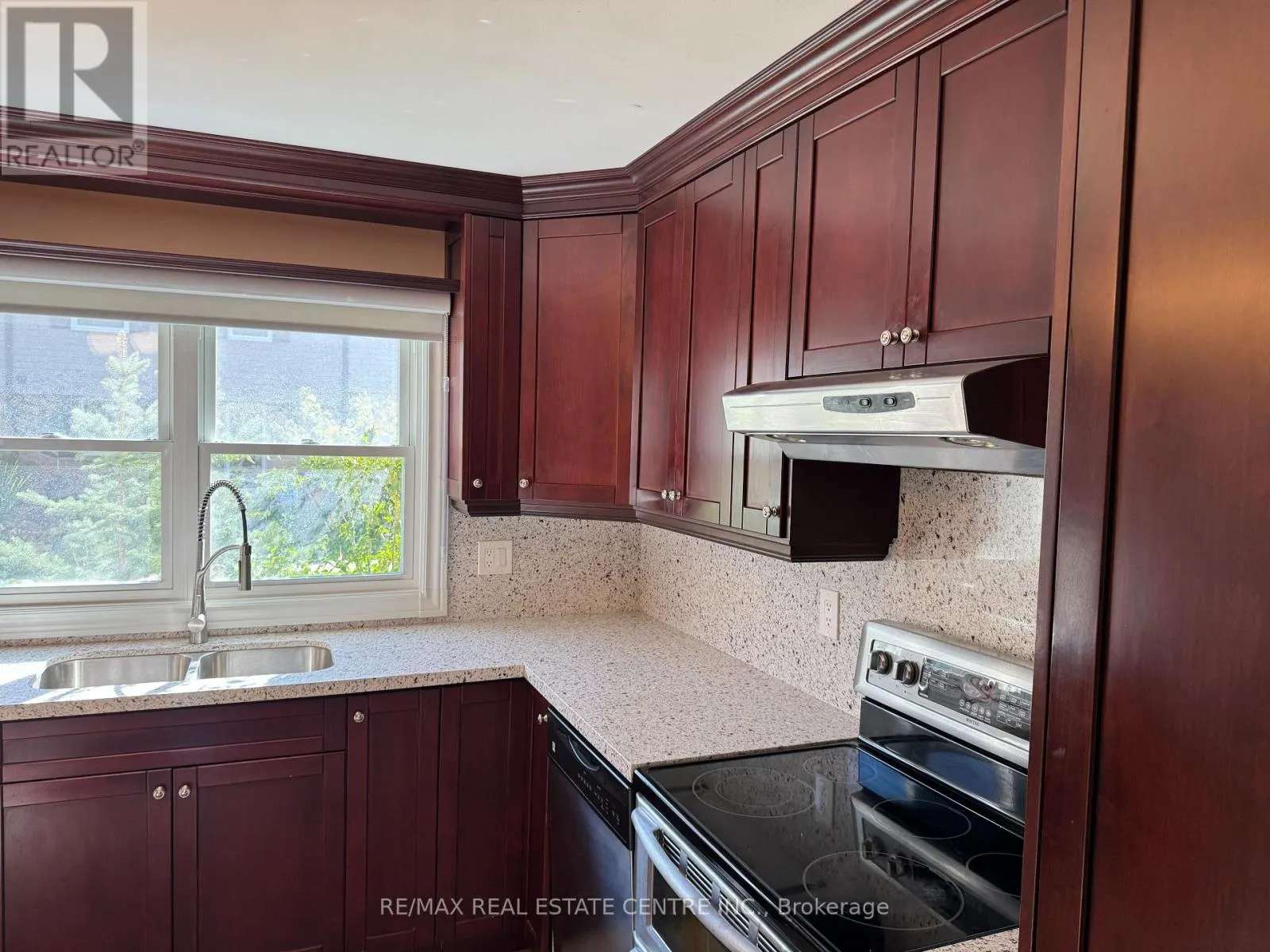 12 - 2825 GANANOQUE DRIVE