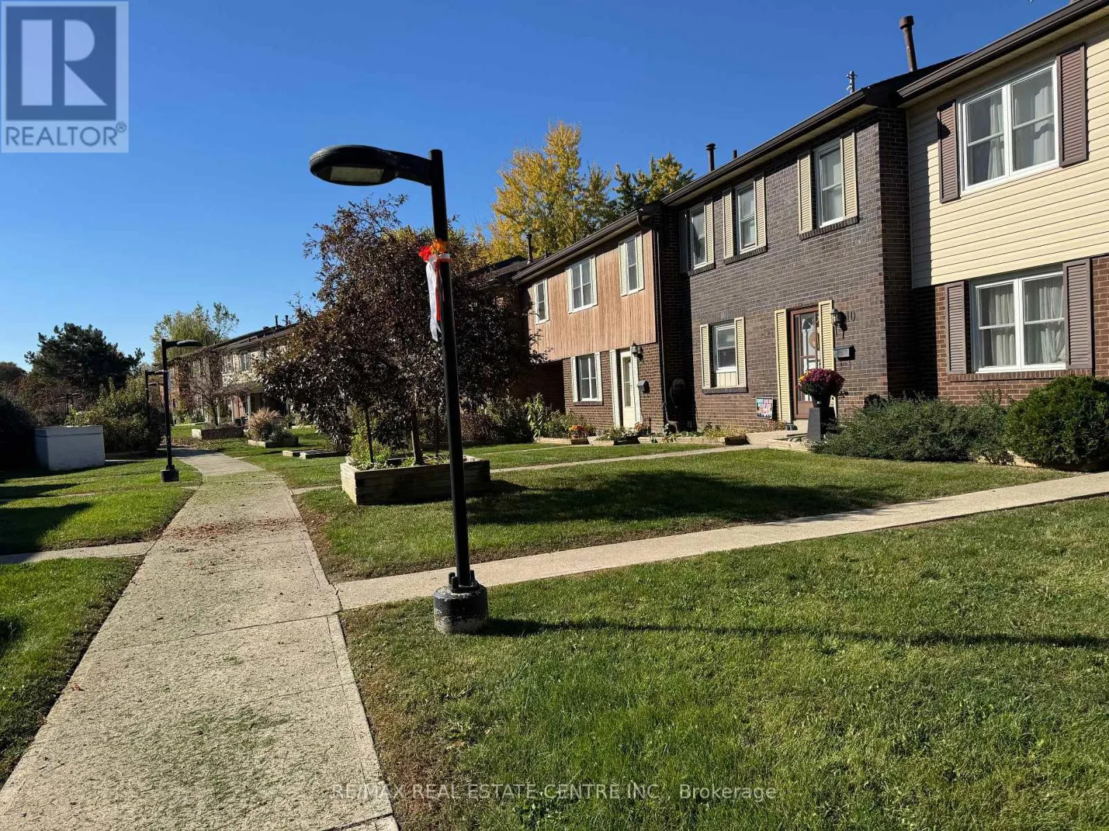12 - 2825 GANANOQUE DRIVE