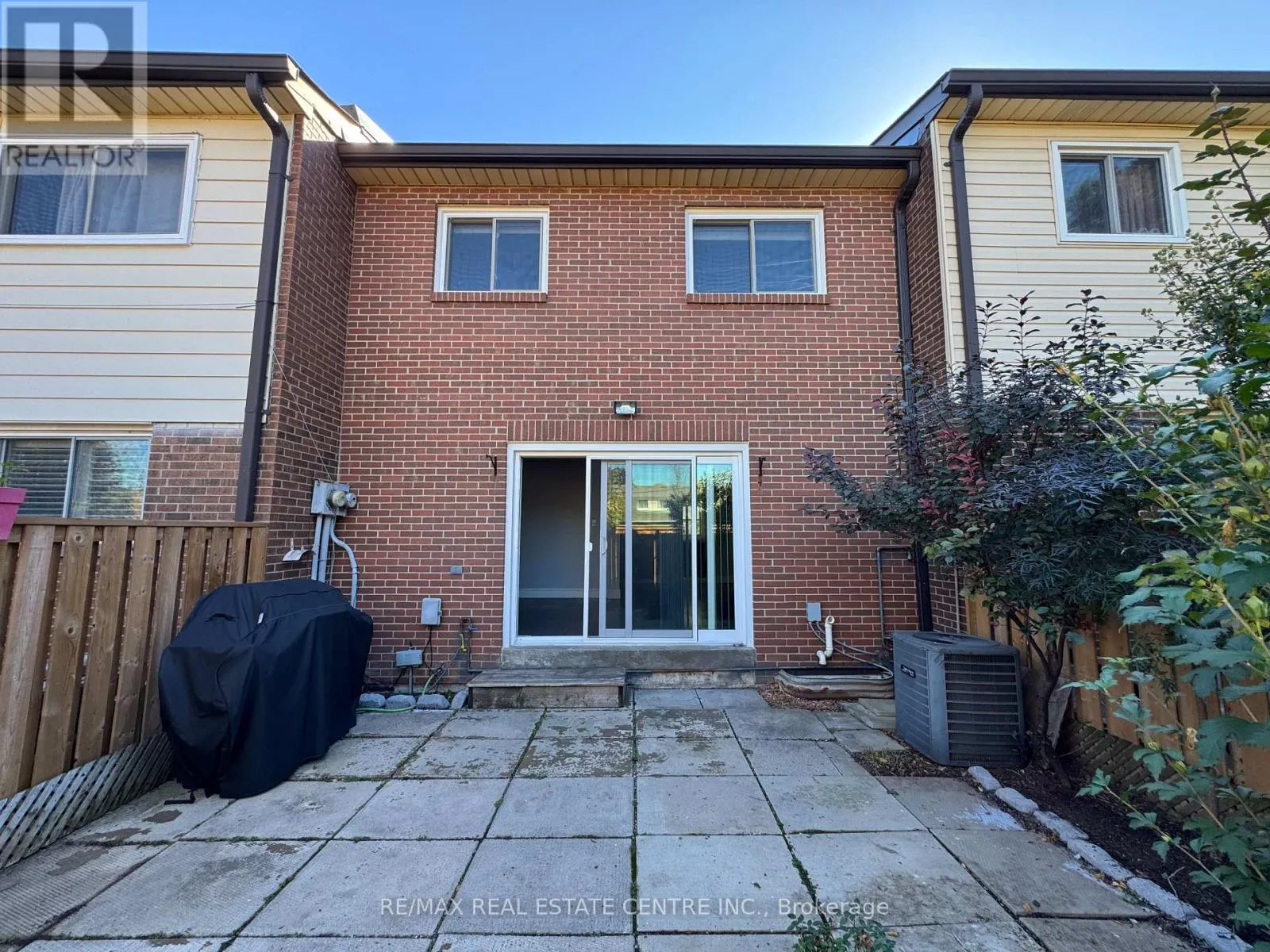 12 - 2825 GANANOQUE DRIVE
