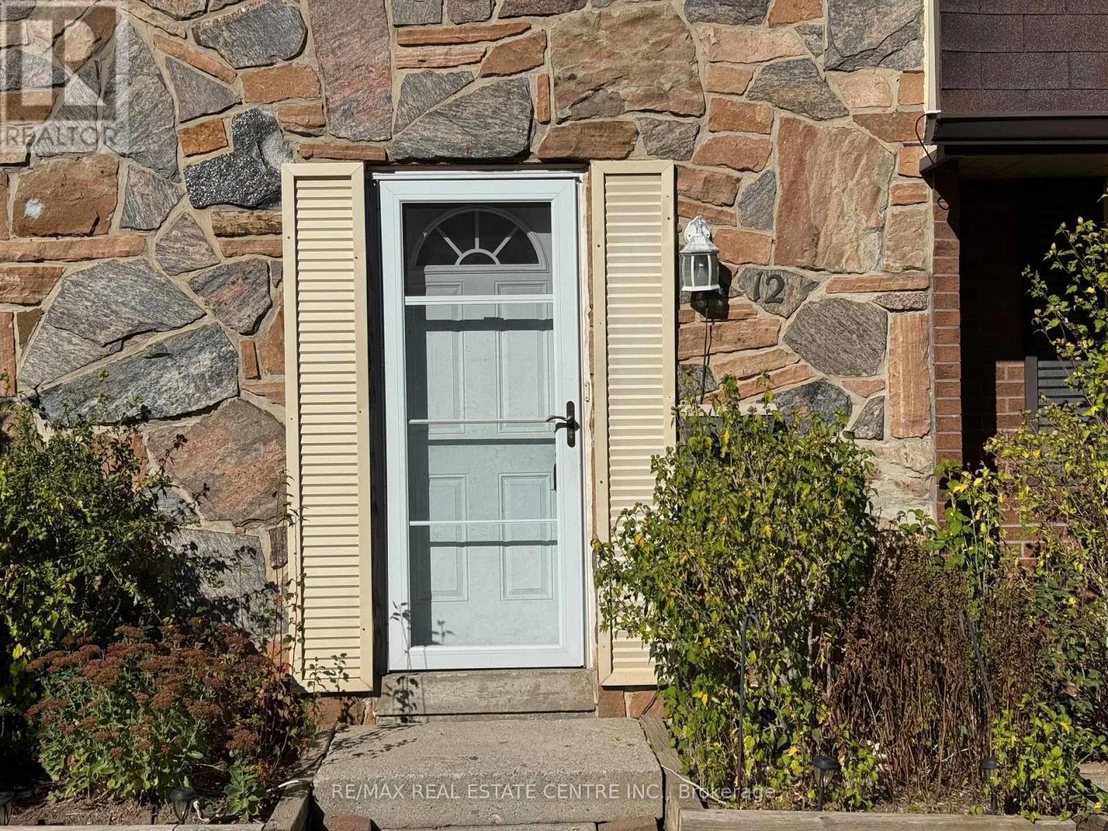 12 - 2825 GANANOQUE DRIVE
