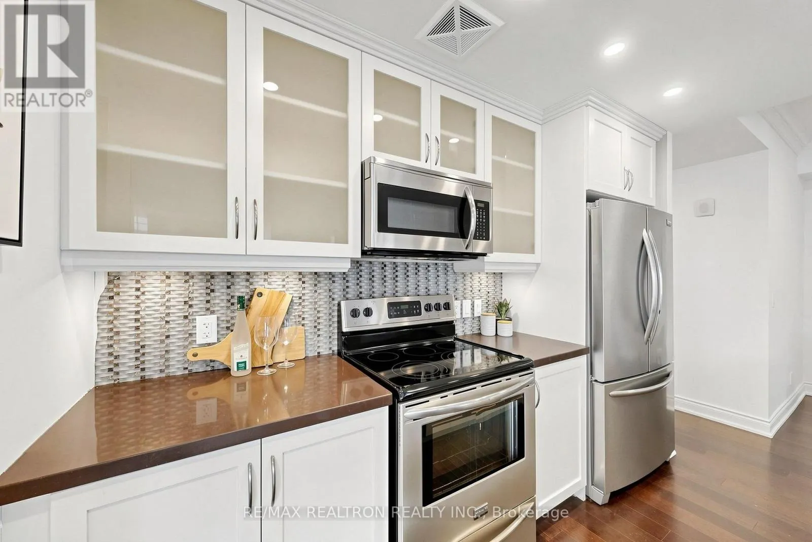 201 - 205 LAKESHORE ROAD W