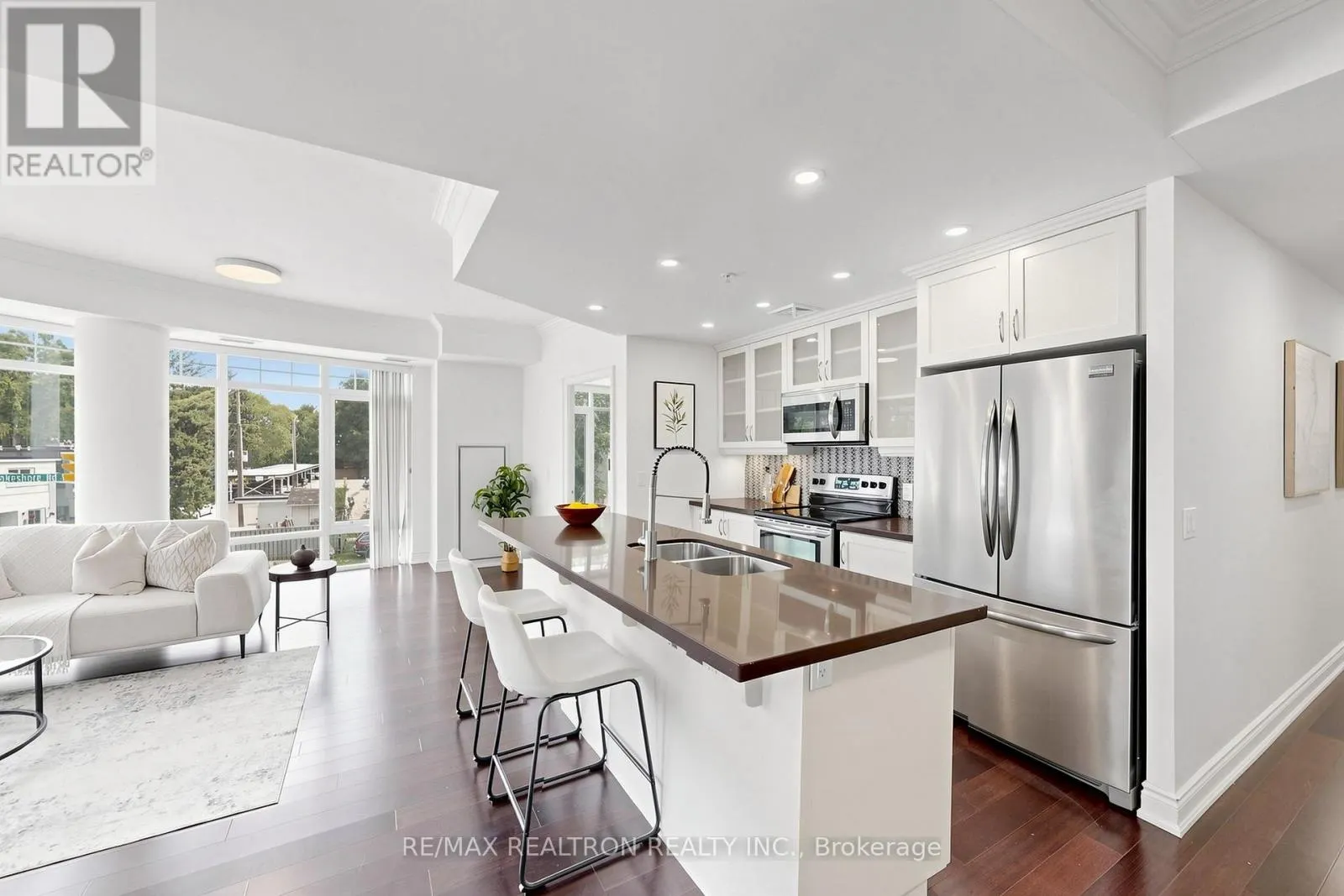 201 - 205 LAKESHORE ROAD W