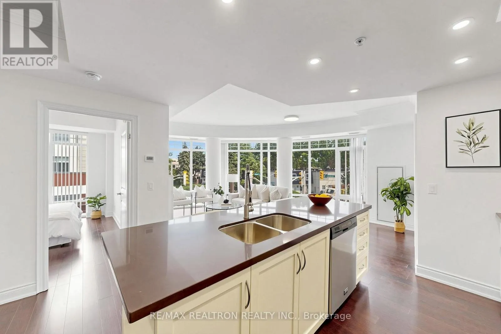201 - 205 LAKESHORE ROAD W