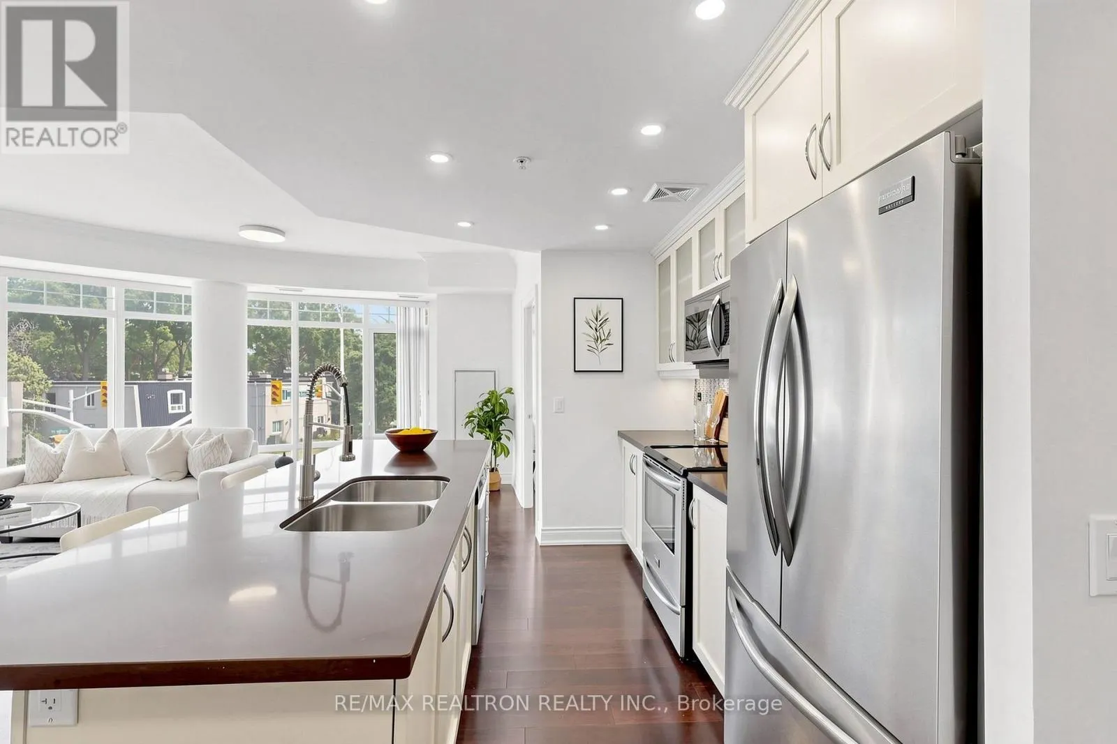 201 - 205 LAKESHORE ROAD W