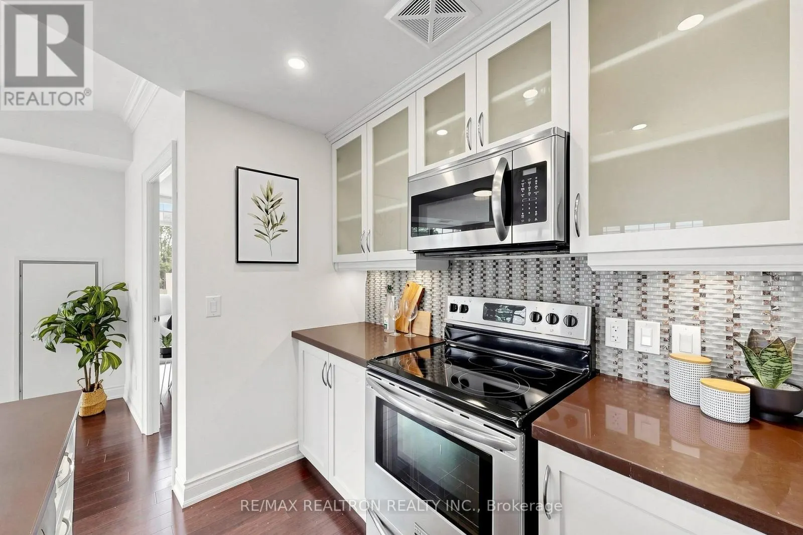 201 - 205 LAKESHORE ROAD W