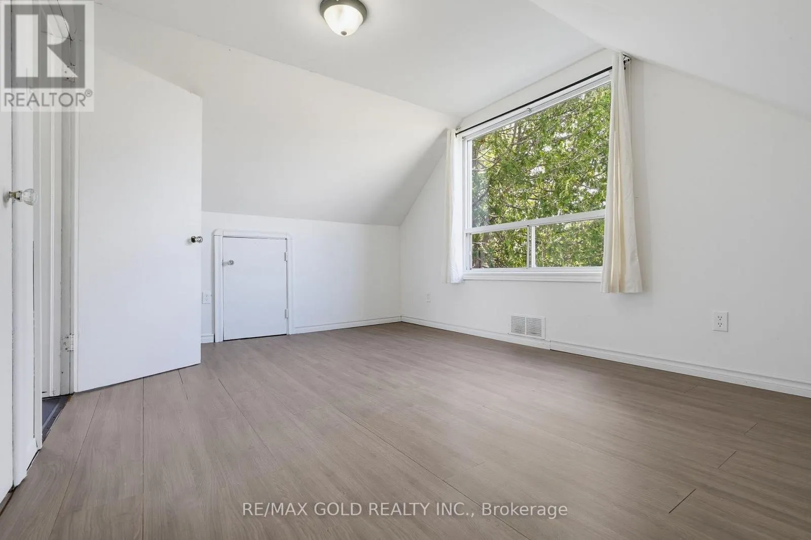 23 PLEASANTVIEW AVENUE