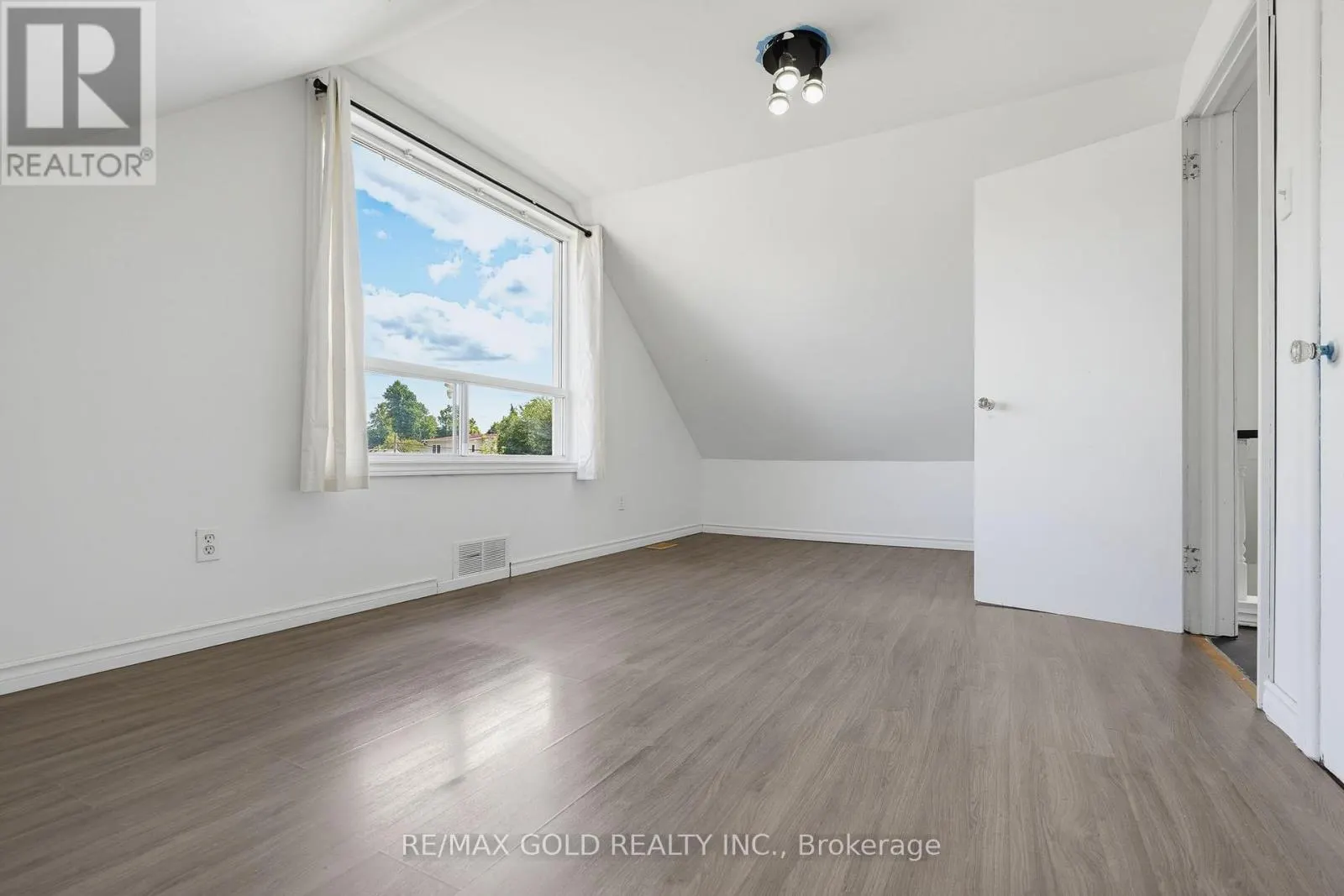 23 PLEASANTVIEW AVENUE