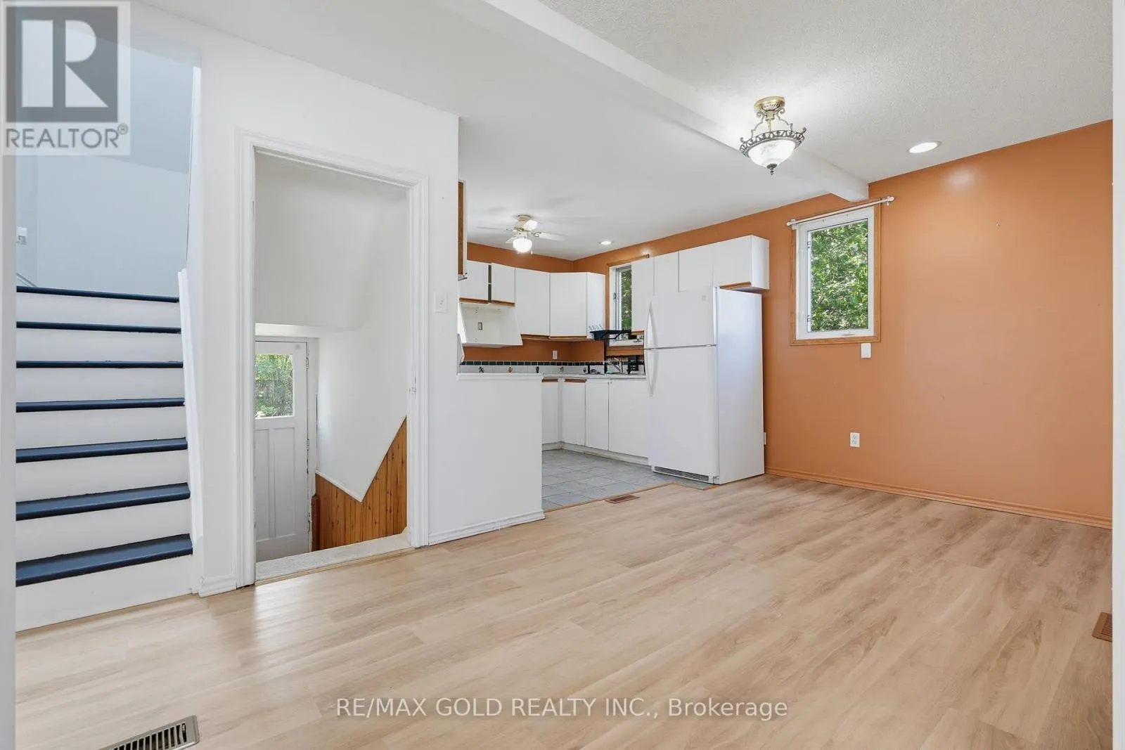 23 PLEASANTVIEW AVENUE