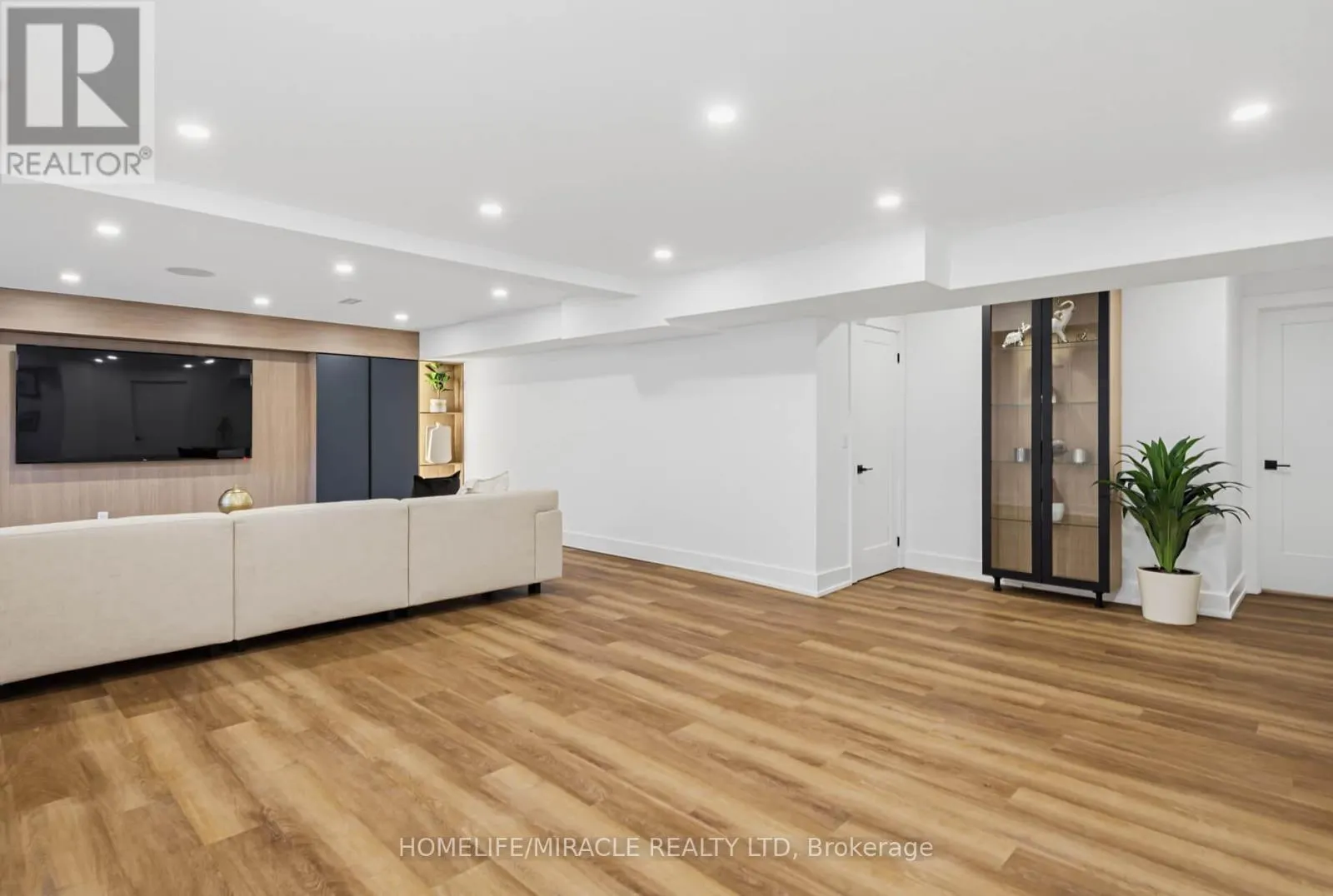 8 LAURELWOOD CRESCENT