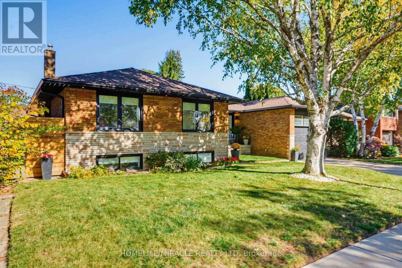 8 LAURELWOOD CRESCENT