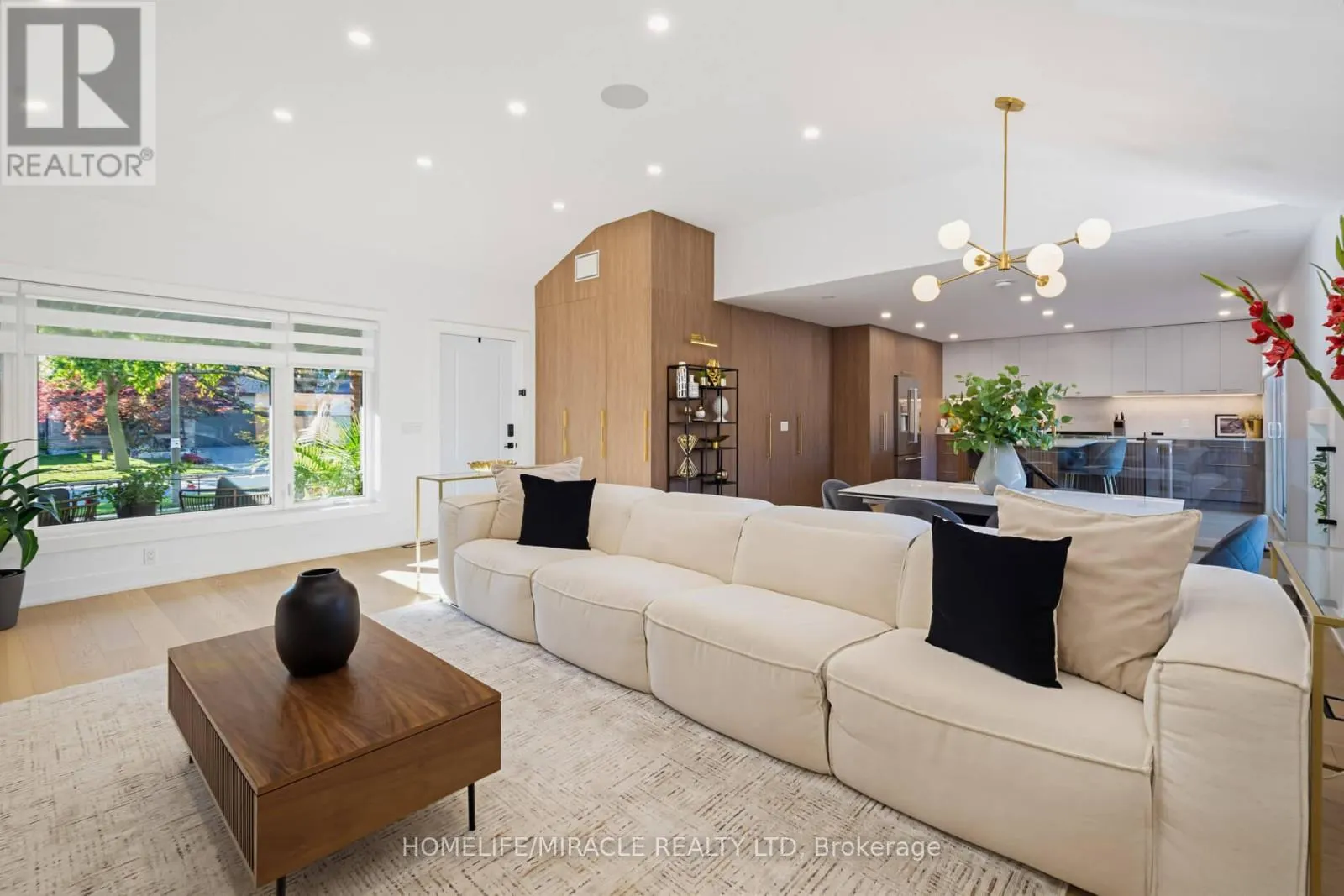 8 LAURELWOOD CRESCENT