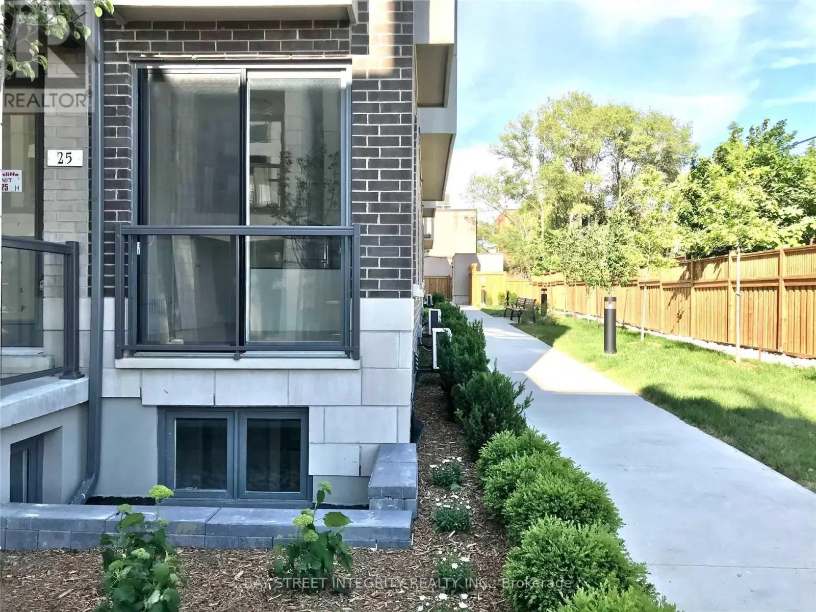 25 - 715 LAWRENCE AVENUE W