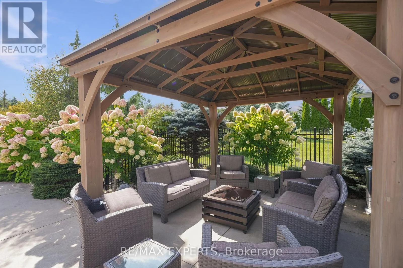 4 WOODLOT COURT