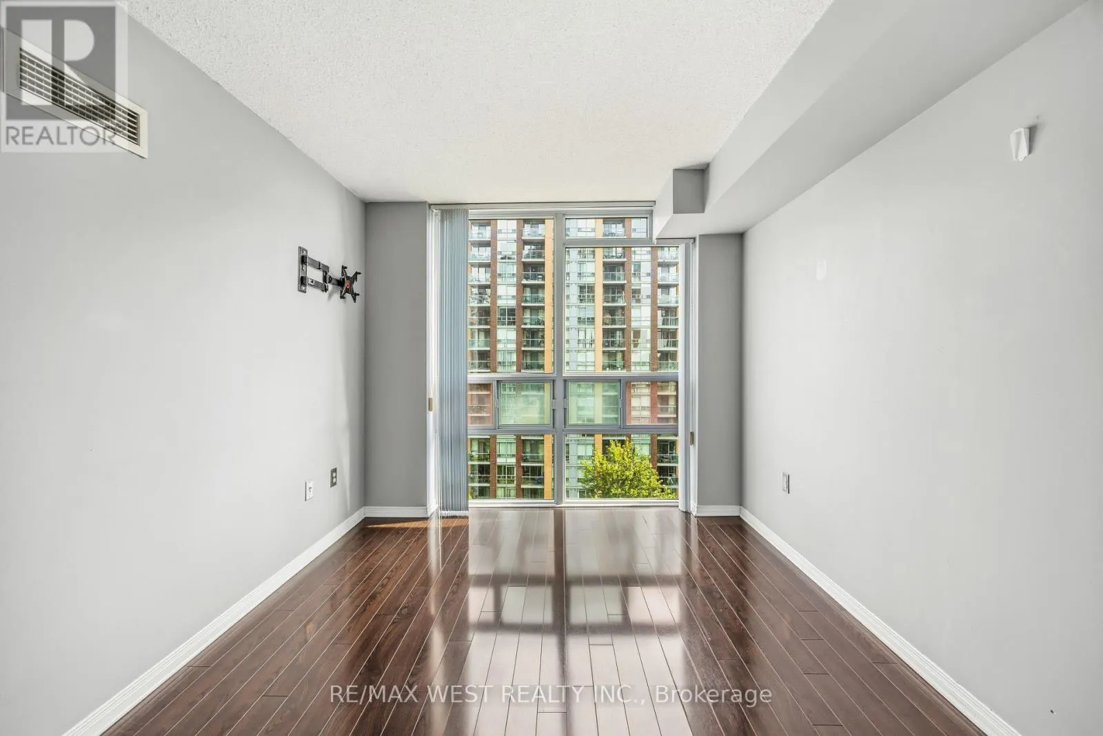 809 - 15 MICHAEL POWER PLACE