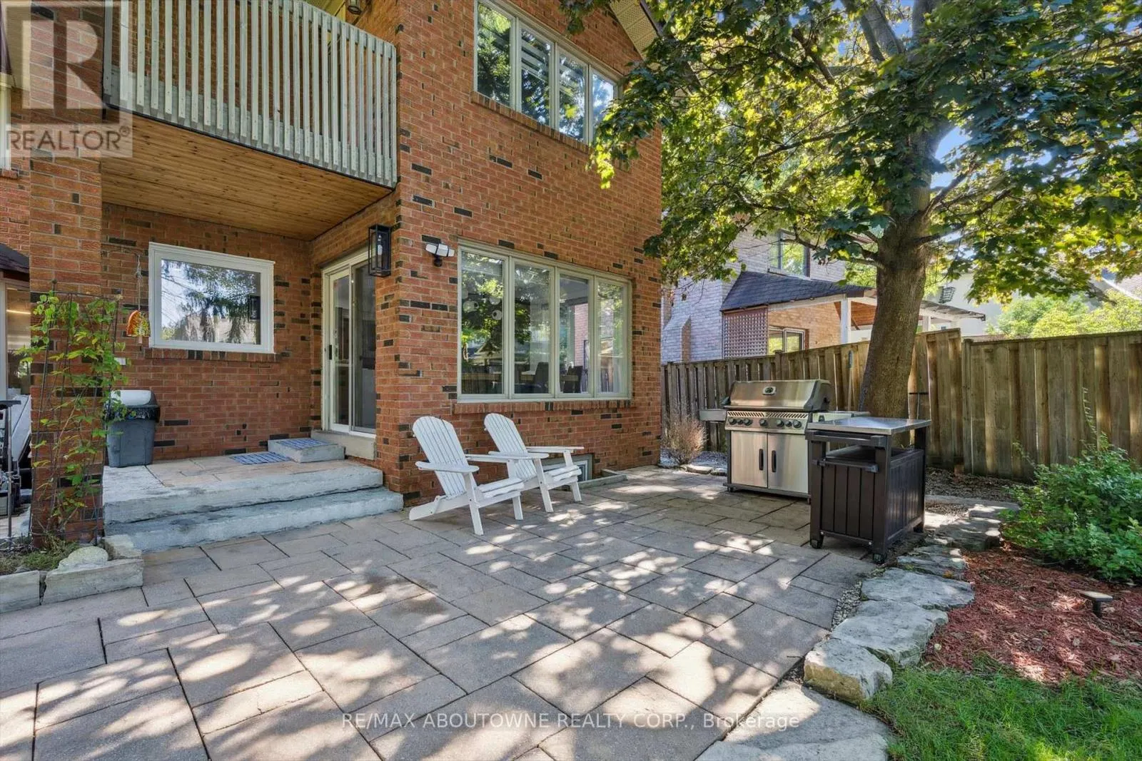 1194 QUEEN VICTORIA AVENUE