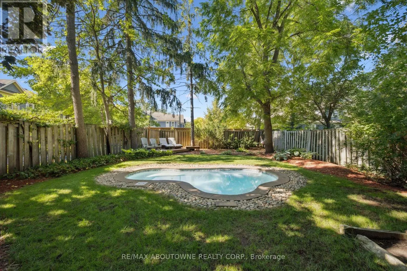 1194 QUEEN VICTORIA AVENUE