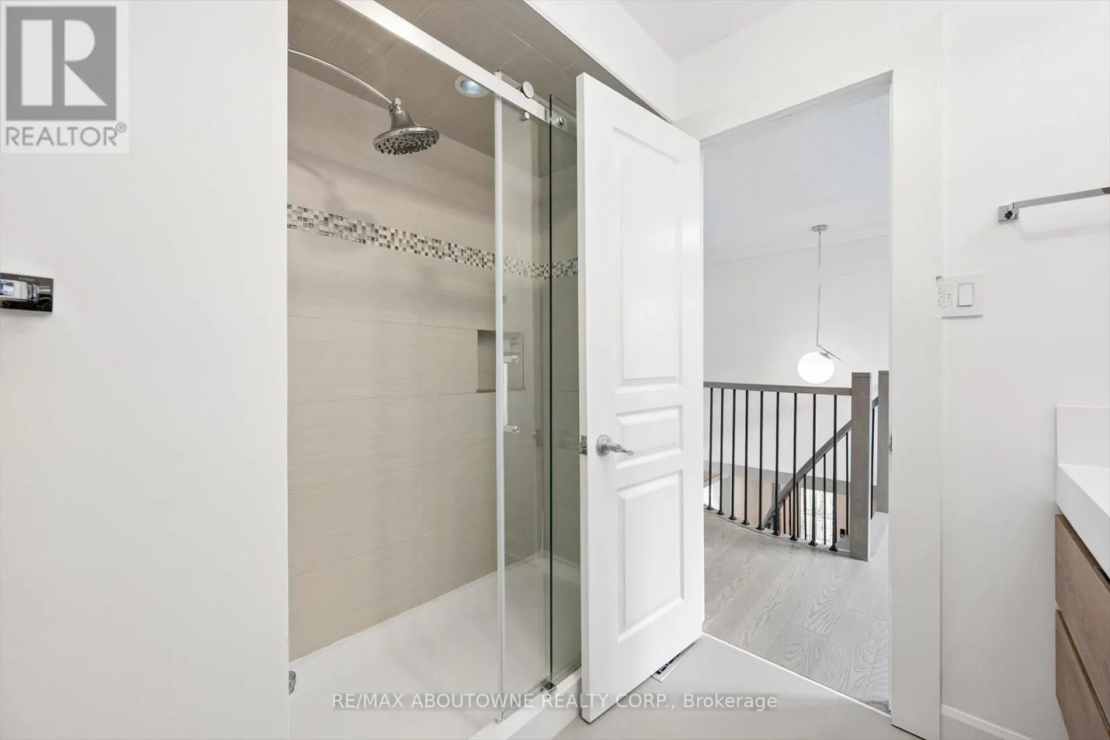 1194 QUEEN VICTORIA AVENUE