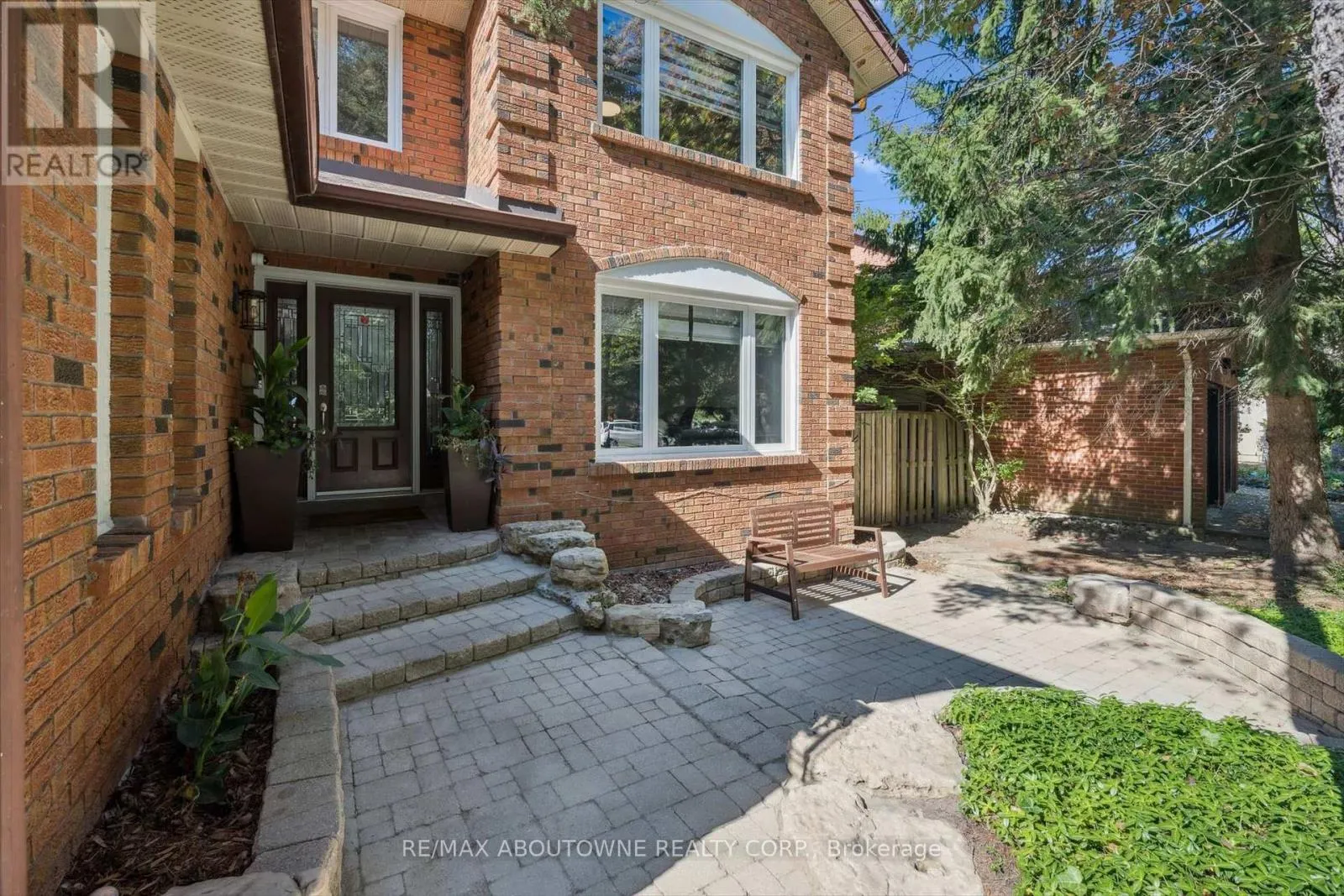 1194 QUEEN VICTORIA AVENUE
