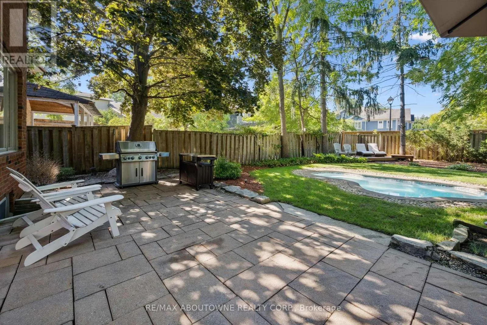 1194 QUEEN VICTORIA AVENUE