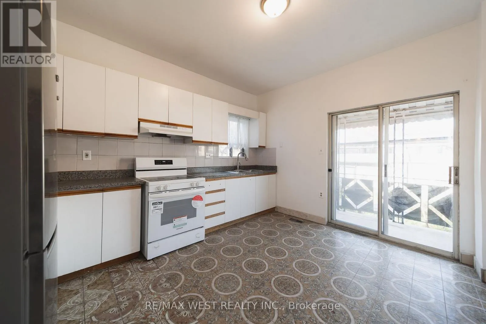 MAIN - 862 OSSINGTON AVENUE