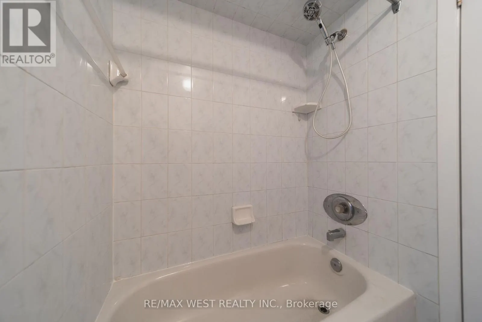 MAIN - 862 OSSINGTON AVENUE