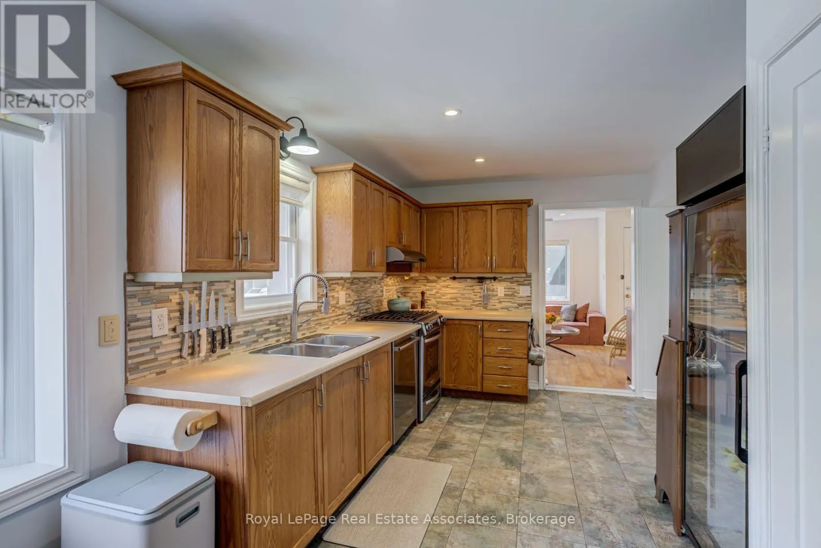 889 THIRD STREET