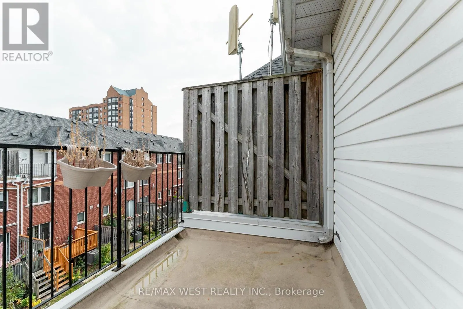 27 - 3073 COOK STREET