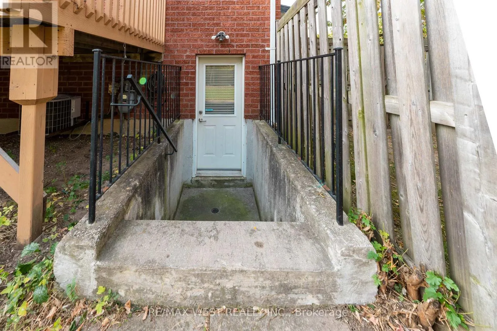 27 - 3073 COOK STREET