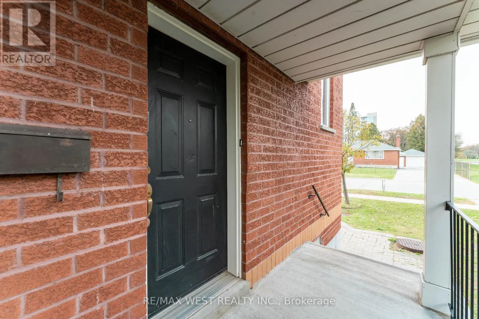 27 - 3073 COOK STREET