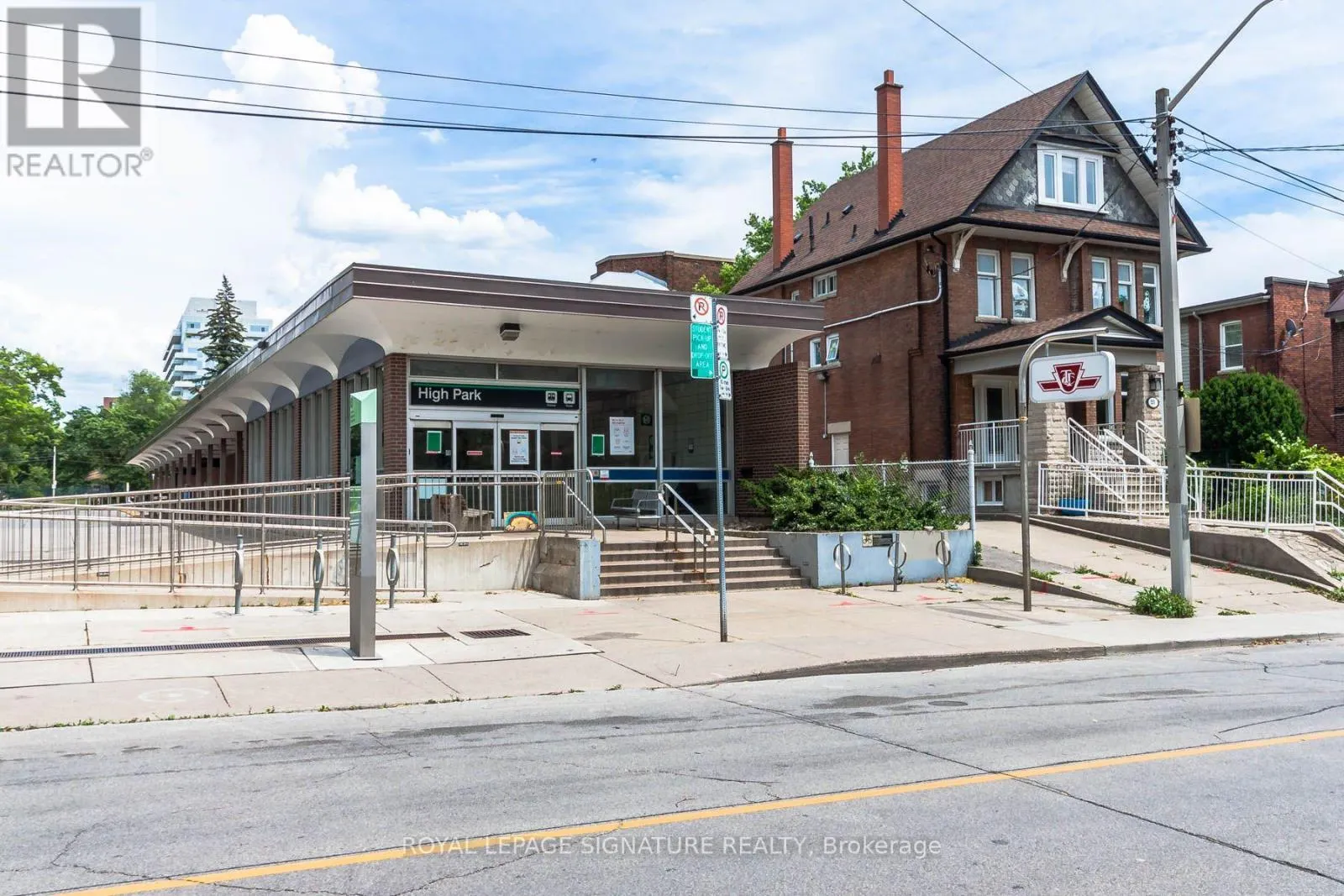 2205 - 50 QUEBEC AVENUE