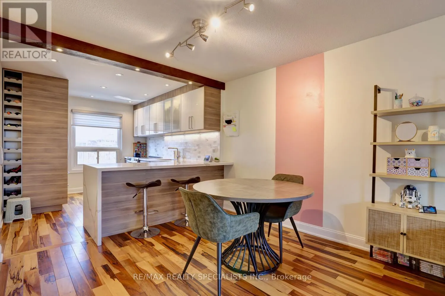 25 - 2445 HOMELANDS DRIVE