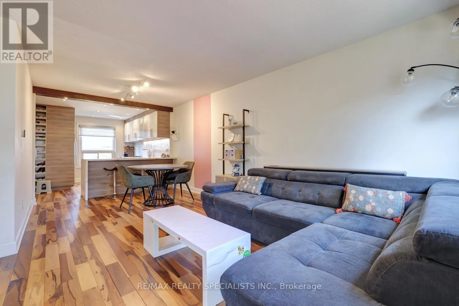 25 - 2445 HOMELANDS DRIVE