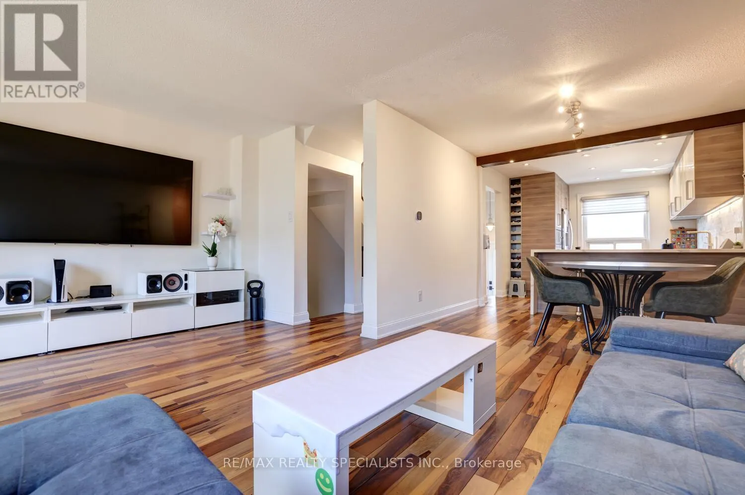 25 - 2445 HOMELANDS DRIVE